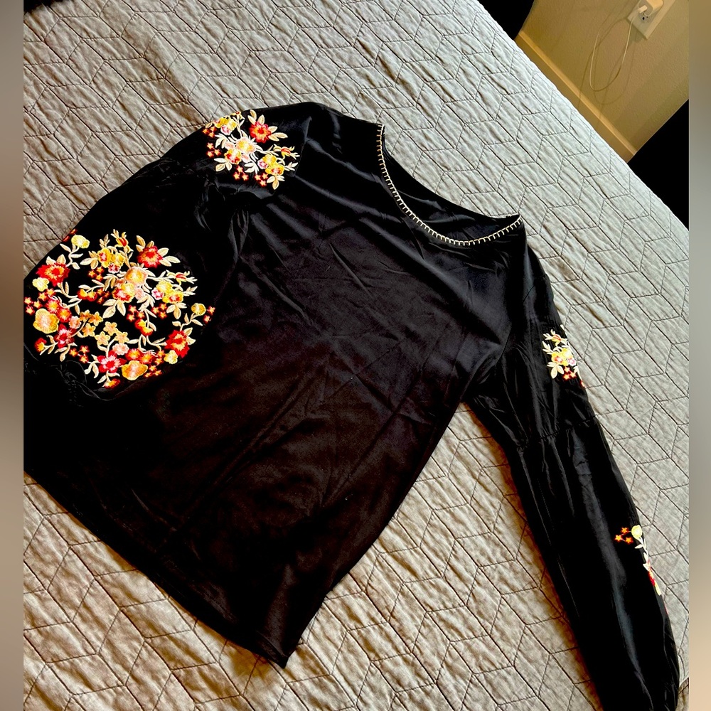 💐 GORGEOUS BOUTIQUE EMBROIDERED BLOUSE 💐